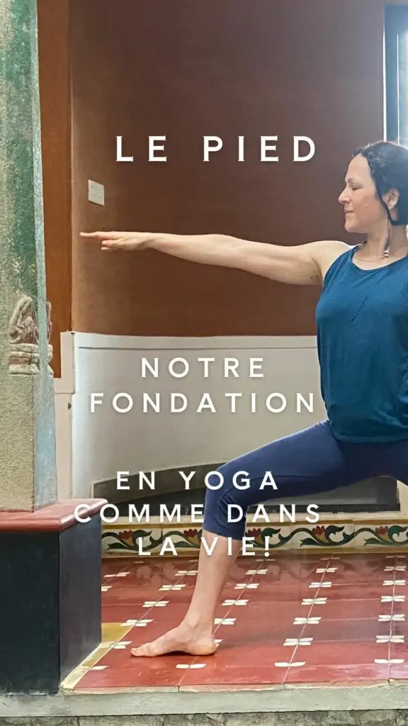 Melissa de Valera enseigne le yoga en posture debout